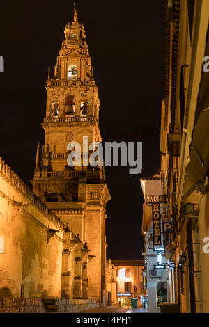 Glockenturm der Moschee - Kathedrale von Córdoba. Bild von der Calle Cardenal Herrero und Calle Céspedes. Stockfoto