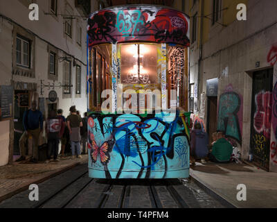 Ein graffitied Seilbahn (Elevador da Bica) auf der Rua de Bica de Duarte Belo, Barrio Alto entfernt. Ausblick aus Lagro Calhariz. Stockfoto