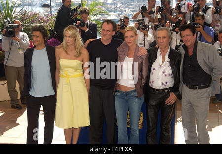 CANNES, Frankreich. Mai 16, 2004: LAWRENCE BENDER (links), Daryl Hannah, Quentin Tarantino, Uma Thurman, DAVID CARRADINE & Michael Madsen am Fotoshooting bei den Filmfestspielen von Cannes für Kill Bill Volume 2, ist das Screening-von-Wettbewerb. Stockfoto