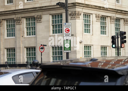 London, Großbritannien. April 17, 2019: ein Zeichen für die Neue ULEZ und City-maut Zonen unterhalb einer Reihe von Überwachungskameras. Stockfoto