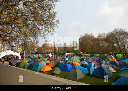 London, Großbritannien. - 17. April 2019: Camp-site auf dem Kreisverkehr Marble Arch von Mitgliedern des Aussterbens Rebellion, der während der Proteste in der Hauptstadt Stockfoto