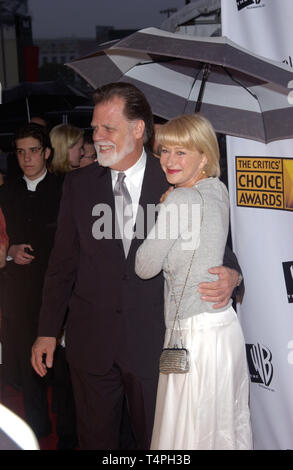 LOS ANGELES, Ca. Januar 10, 2005: Los Angeles, CA: Schauspielerin Helen Mirren & Mann Regisseur TAYLOR HACKFORD am 10. jährlichen Kritiker' Choice Awards im Wiltern Theater, Los Angeles. Stockfoto