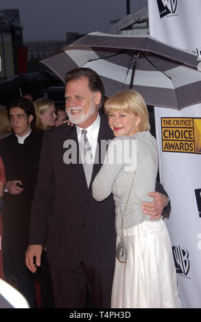 LOS ANGELES, Ca. Januar 10, 2005: Los Angeles, CA: Schauspielerin Helen Mirren & Mann Regisseur TAYLOR HACKFORD am 10. jährlichen Kritiker' Choice Awards im Wiltern Theater, Los Angeles. Stockfoto