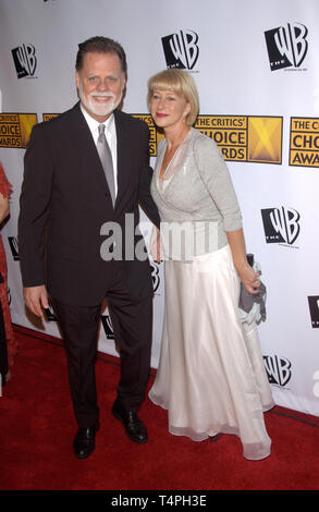LOS ANGELES, Ca. Januar 10, 2005: Los Angeles, CA: Schauspielerin Helen Mirren & Mann Regisseur TAYLOR HACKFORD am 10. jährlichen Kritiker' Choice Awards im Wiltern Theater, Los Angeles. Stockfoto