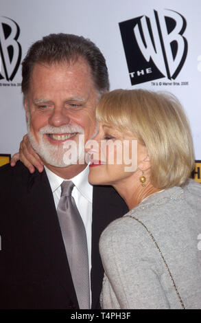 LOS ANGELES, Ca. Januar 10, 2005: Los Angeles, CA: Schauspielerin Helen Mirren & Mann Regisseur TAYLOR HACKFORD am 10. jährlichen Kritiker' Choice Awards im Wiltern Theater, Los Angeles. Stockfoto