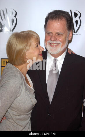 LOS ANGELES, Ca. Januar 10, 2005: Los Angeles, CA: Schauspielerin Helen Mirren & Mann Regisseur TAYLOR HACKFORD am 10. jährlichen Kritiker' Choice Awards im Wiltern Theater, Los Angeles. Stockfoto