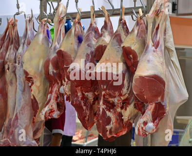 Metzgerei mit gehängt Fleisch Stockfoto