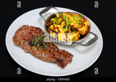 Beef Rib Eye Steak mit Kartoffelecken Stockfoto