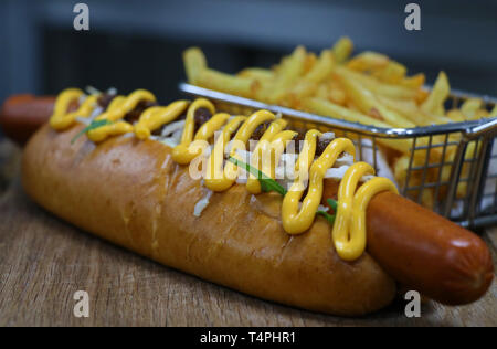 Hot Dog mit Hühnchen Würstchen und Pommes Frites Stockfoto