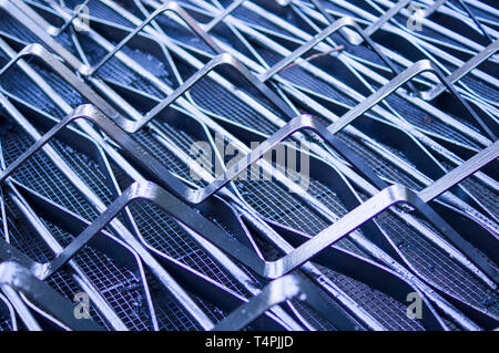 Straße Lüftungsgitter aus Metall schwarz lackiert. Hintergrund, Industrial. Stockfoto
