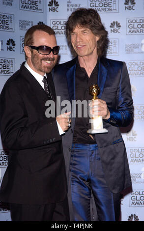 LOS ANGELES, Ca. Januar 16, 2005: Dave Stewart (links) & Mick Jagger auf der 62. jährlichen Golden Globe Awards im Beverly Hilton Hotel. Stockfoto