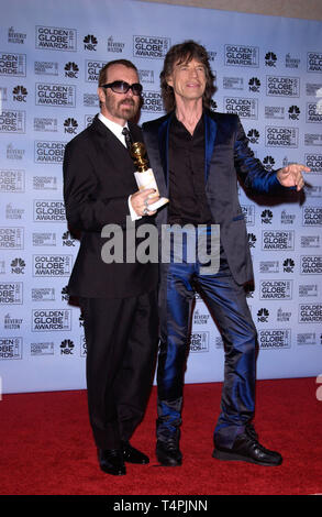 LOS ANGELES, Ca. Januar 16, 2005: Dave Stewart (links) & Mick Jagger auf der 62. jährlichen Golden Globe Awards im Beverly Hilton Hotel. Stockfoto