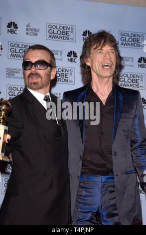 LOS ANGELES, Ca. Januar 16, 2005: Dave Stewart (links) & Mick Jagger auf der 62. jährlichen Golden Globe Awards im Beverly Hilton Hotel. Stockfoto