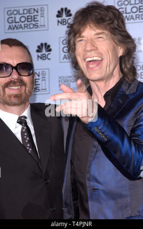 LOS ANGELES, Ca. Januar 16, 2005: Dave Stewart (links) & Mick Jagger auf der 62. jährlichen Golden Globe Awards im Beverly Hilton Hotel. Stockfoto