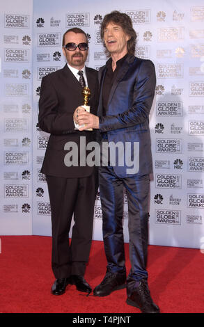 LOS ANGELES, Ca. Januar 16, 2005: Dave Stewart (links) & Mick Jagger auf der 62. jährlichen Golden Globe Awards im Beverly Hilton Hotel. Stockfoto