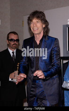 LOS ANGELES, Ca. Januar 16, 2005: Dave Stewart (links) & Mick Jagger auf der 62. jährlichen Golden Globe Awards im Beverly Hilton Hotel. Stockfoto