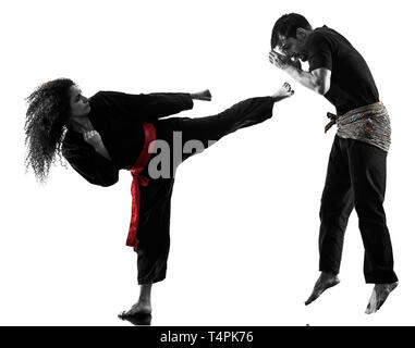 eine Kaukasische Frau Kampfkünste Kung Fu Pencak Silat im Studio isoliert auf weißem Hintergrund Stockfoto