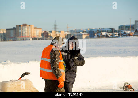 Installationsprogramme sind in einer guten Stimmung auf der Baustelle sprechen Stockfoto