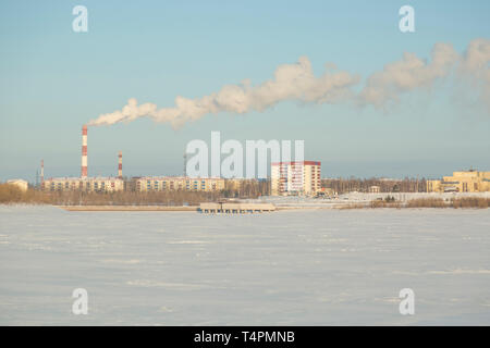 Winterlandschaft im Januar über den gefrorenen Fluss Stockfoto