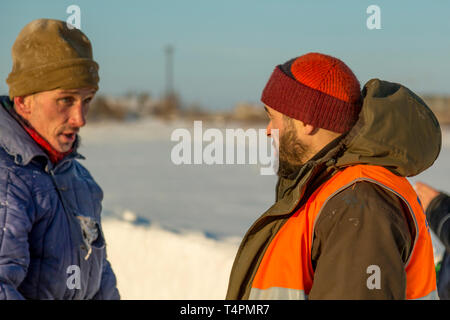 Installationsprogramme sind in einer guten Stimmung auf der Baustelle sprechen Stockfoto