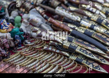 Ein Bündel von nepalesischen Souvenirs auf einem Tisch mit traditionellen Gurkha Messer. Stockfoto