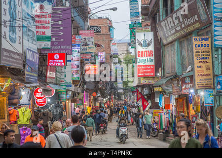 Eine geschäftige Straße im Touristenviertel Thamel in Kathmandu, Nepal Stockfoto