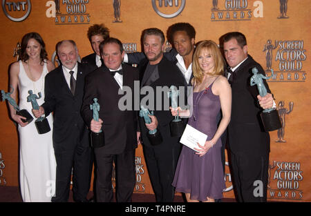 LOS ANGELES, Ca. Februar 05, 2005: CSI-stars JORJA FOX, Robert David Hall, Eric SZMANDA, Paul Guilfoyle, WILLIAM PETERSEN, GARY DOURDAN, Marg Helgenberger & GEORGE EADS auf der 11. jährlichen Screen Actors Guild Awards im Shrine Auditorium. Stockfoto