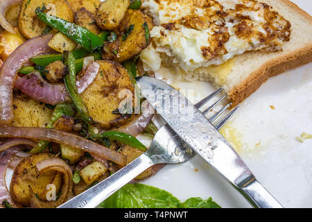 Ein Satz frühstücksteller von Hash Brown Kartoffeln, Zwiebeln und Spiegelei auf Toast Stockfoto