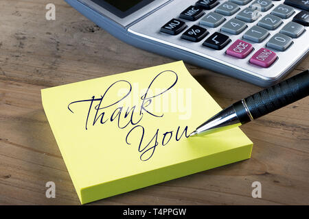 Gelbe Haftnotiz mit "Danke" mit Kugelschreiber geschrieben. Administrative Professionals oder staatssekretäre Tag Konzept. Stockfoto