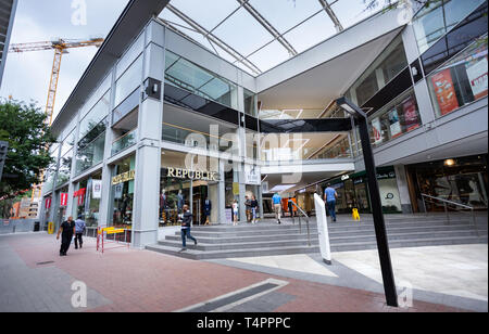 Johannesburg, Südafrika, 22. März - 2019: Eintritt in die moderne Mall mit Fußgängern zu Fuß. Stockfoto