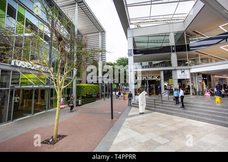 Johannesburg, Südafrika, 22. März - 2019: Eintritt in die moderne Mall mit Fußgängern zu Fuß. Stockfoto