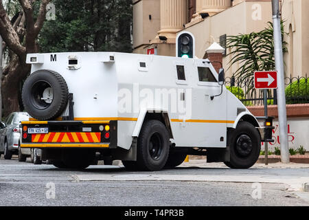 Johannesburg, Südafrika, 22. März - 2019: Bargeld in Transit van im Stadtzentrum. Stockfoto