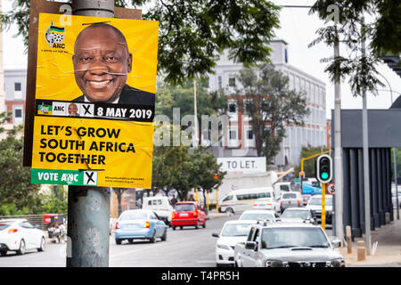 Johannesburg, Südafrika, 22. März - 2019: Politische Wahlplakate zu Umfragen in City Center angeschlossen. Stockfoto