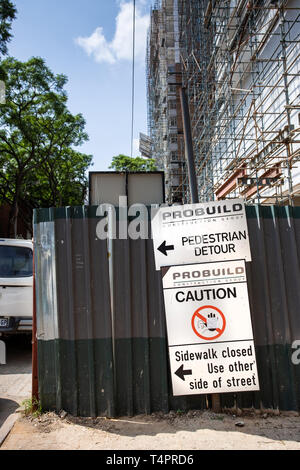 Johannesburg, Südafrika, 22. März - 2019: Zeichen, dass Fußgänger wissen, dass die Gefahr besteht, von der Baustelle vor. Stockfoto