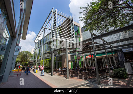 Johannesburg, Südafrika, 22. März - 2019: Eintritt in die moderne Mall mit Fußgängern zu Fuß. Stockfoto