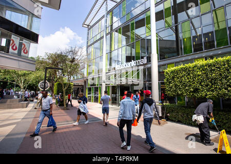 Johannesburg, Südafrika, 22. März - 2019: Eintritt in die moderne Mall mit Fußgängern zu Fuß. Stockfoto