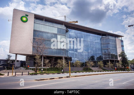 Johannesburg, Südafrika, 22. März - 2019: Glasfront Bürogebäude im Stadtzentrum. Stockfoto