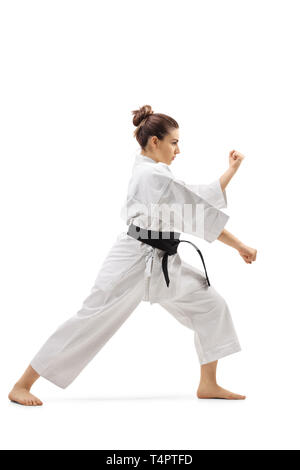 Volle Länge Profil Schuß eines weiblichen Praktizierenden Karate auf weißem Hintergrund Stockfoto