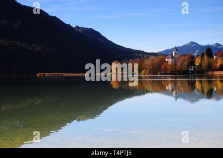 Weissensee, Kirche St. Walburga, in der Nähe von FÃ¼ssen, OstallgÃ¤u, Bayern, Deutschland, Europa Stockfoto