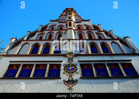 Fassade mit Adventskalender, Rathaus, Bad Waldsee, Oberschwaben, Baden-Württemberg, Deutschland, Europa Stockfoto