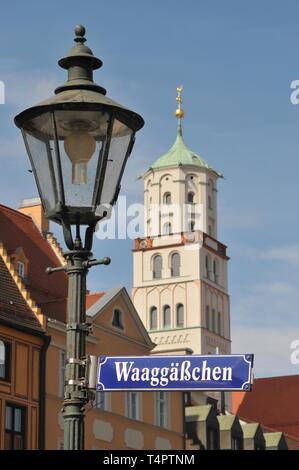 Straßenlaterne und Schild 'WaaggÃ¤ÃŸchen" in der Altstadt von Augsburg, im Hintergrund der Turm der St. Moritz Kirche, Schwaben, Bayern, Deutschland, Europa Stockfoto