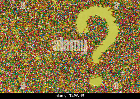 Fragezeichensymbol in streuseln geschrieben. Süßigkeiten, Zucker, Ernährung und Feier Konzept. Stockfoto