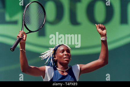 Venus Williams feiert den Gewinn der 1998 Lipton tennis Meisterschaft gegen Anna Kournikova auf Key Biscayne Florida Stockfoto