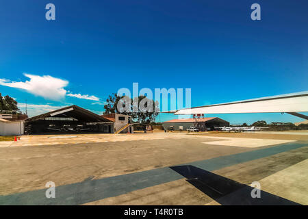 Ebene, die aus dem Rollfeld des Flughafen Las Dunas, Peru Stockfoto