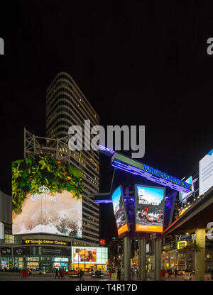 Die neonlichter und helle LED-Zeichen der Yonge-Dundas Square (Dundas Square) und dem Eaton Centre in der Nacht in der Innenstadt von Toronto, Ontario, Kanada Stockfoto