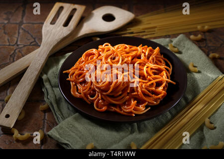 Foto von frisch gekochten spaghetti Nudeln mit Tomatensoße auf einer Platte Stockfoto