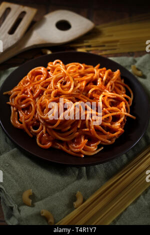 Foto von frisch gekochten spaghetti Nudeln mit Tomatensoße auf einer Platte Stockfoto
