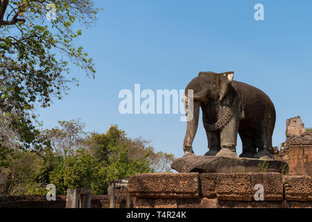 Große steinerne Elefanten bei East Mebon Tempel Komplex im archäologischen Park Angkor Wat, Kambodscha Stockfoto