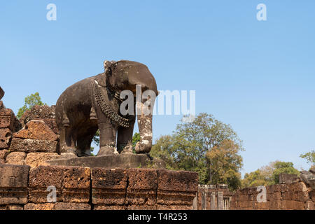 Große steinerne Elefanten bei East Mebon Tempel Komplex im archäologischen Park Angkor Wat, Kambodscha Stockfoto