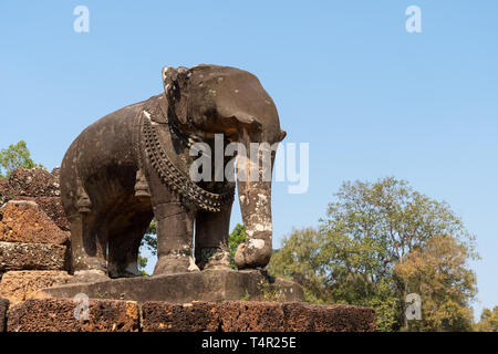 Große steinerne Elefanten bei East Mebon Tempel Komplex im archäologischen Park Angkor Wat, Kambodscha Stockfoto